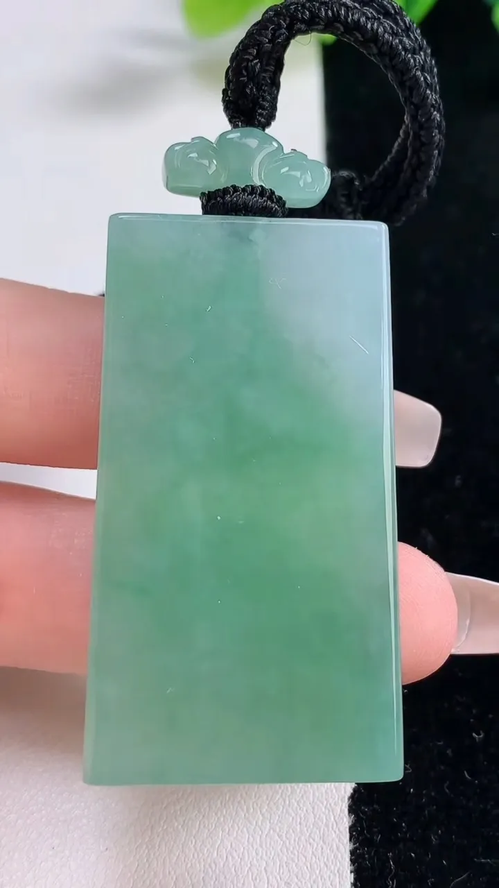 天然A货翡翠无事牌吊坠，尺寸47.4-26.3-5.7，重量:27.10g
12月25日