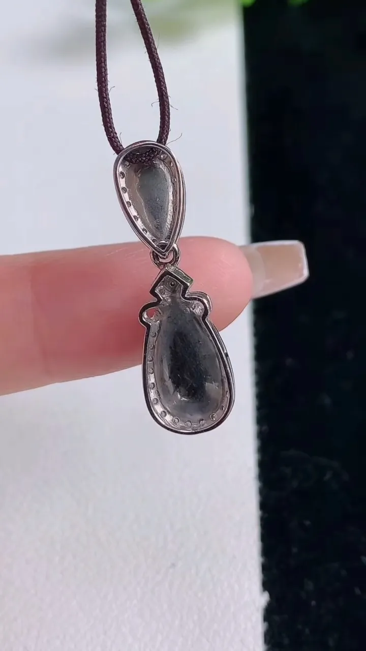 天然A货翡翠水滴吊坠，尺寸27-8.2-6.3，裸石12.2-6.3重量:2.14g
12月25日