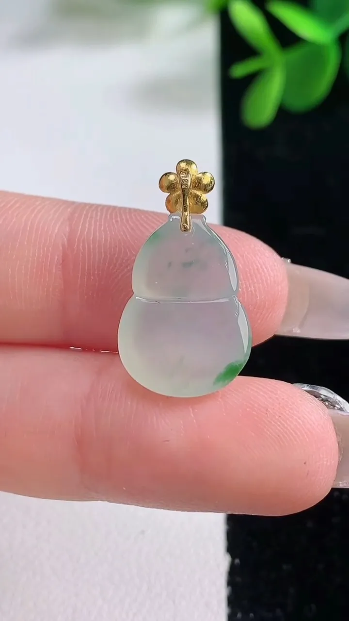 天然A货翡翠葫芦吊坠，尺寸17-12.7-4.9，重量:2.13g
12月25日