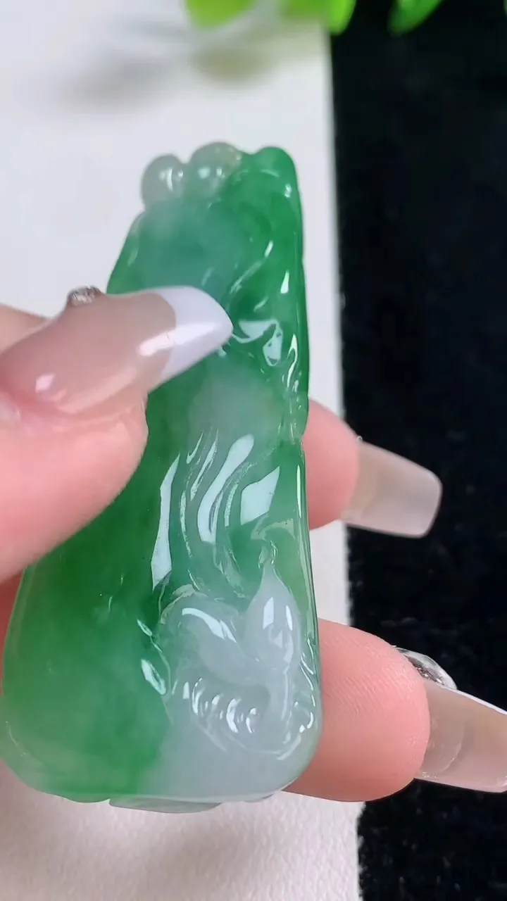 天然A货翡翠无相观音吊坠，尺寸59-24.2-10.7，重量:28.55g
12月25日
