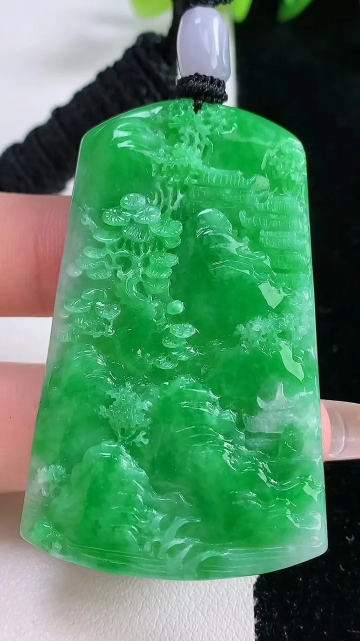 天然A货翡翠山水牌吊坠，尺寸56.2-34.4-5.5，重量:26.14g
12月25日