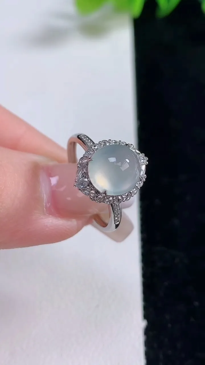 天然A货翡翠种白冰蛋面戒指，尺寸17.2-9-7.8，重量:2.33g2025年12月25日
工厂直销收藏佳品,种好水足，色泽均匀，有种有色，上手高大气！