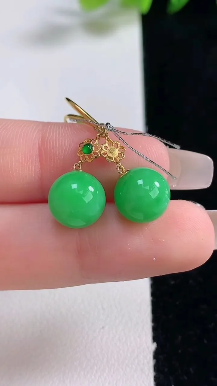 天然A货翡翠圆珠耳坠，尺寸9.7，重量:4.43g12月25日
工厂直销收藏佳品,种好水足，色泽均匀