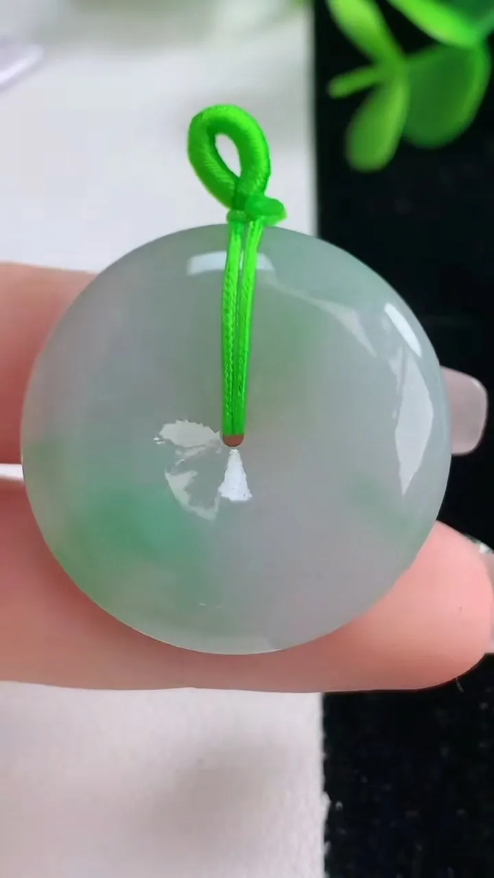 天然A货翡翠平安扣吊坠，尺寸31-6.5，重量:13.50g
12月25日