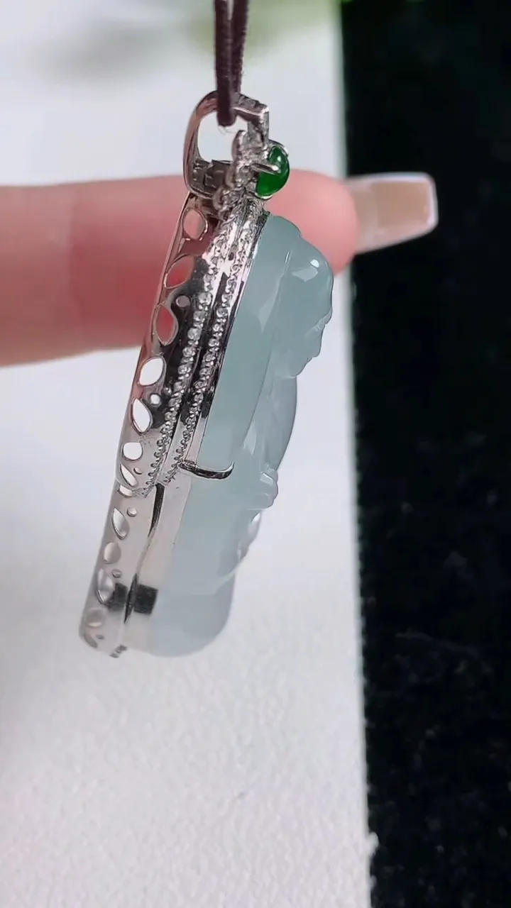 天然A货翡翠种白冰大势至菩萨吊坠，尺寸50-23.6-10，裸石38-22.6重量:12.18g
12月25日