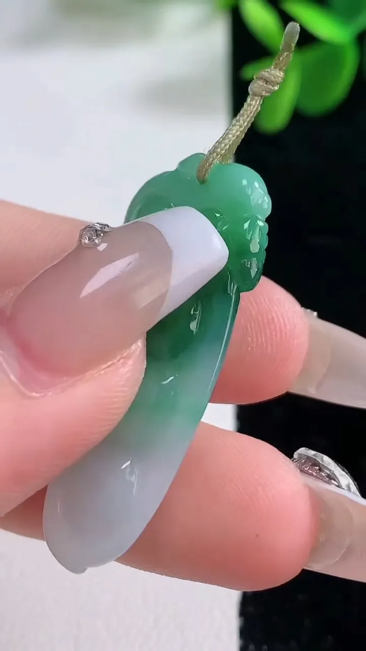 天然A货翡翠福豆吊坠，尺寸38.6-16-5.9，重量:9.12g
12月25日