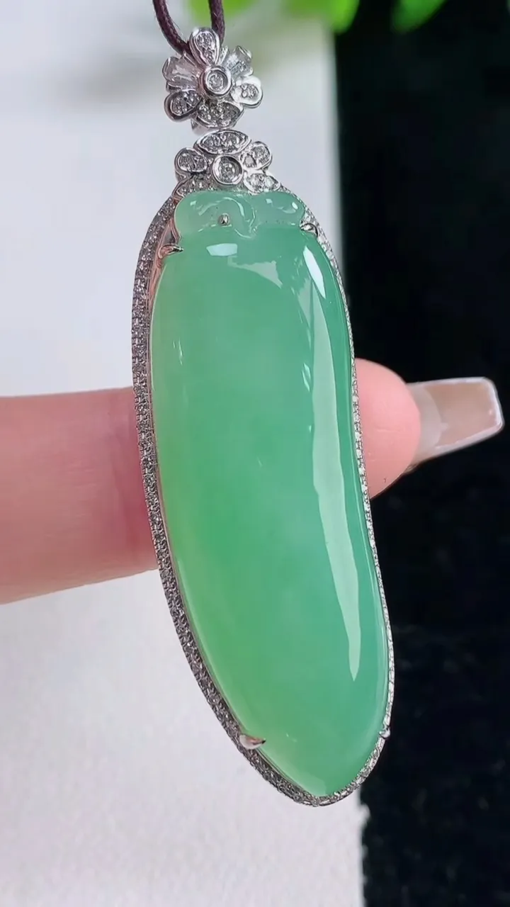 天然A货翡翠福瓜吊坠，尺寸52-15-8.1，裸石39.6-12.8重量:10.69g
12月25日