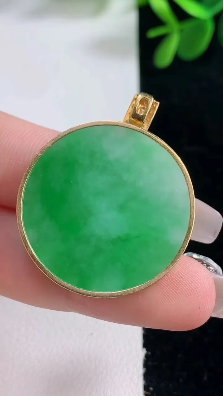 天然A货翡翠无事牌吊坠，尺寸28.5-3.8，重量:9.21g
12月26日