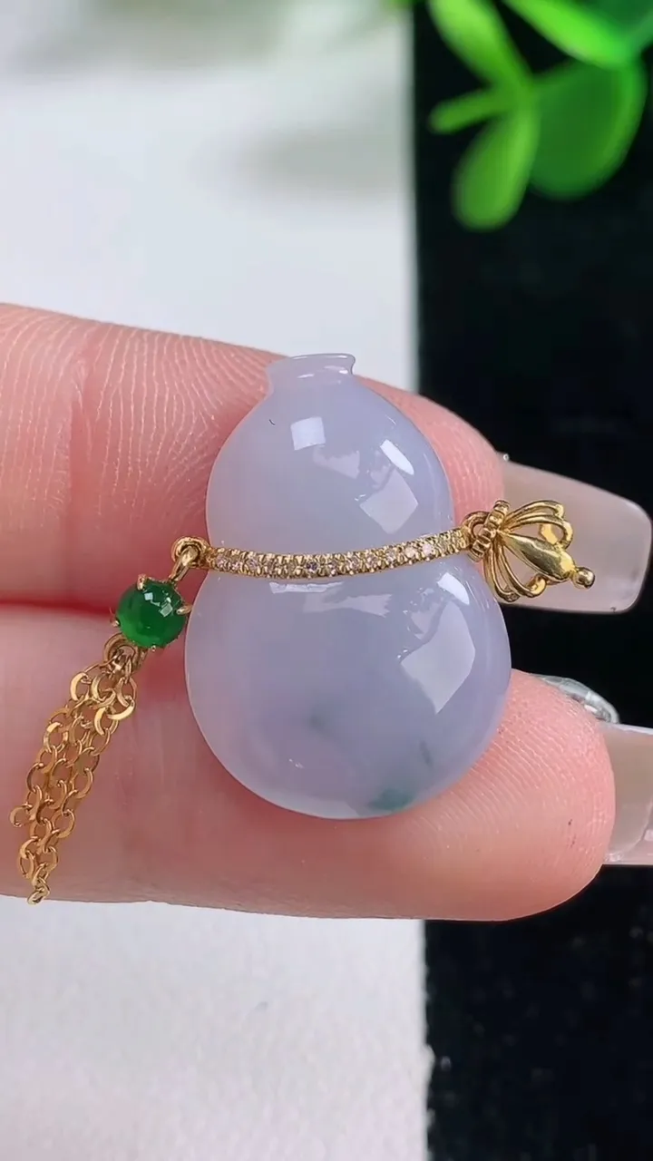 天然A货翡翠18K金紫罗兰葫芦吊坠，尺寸23-16-4.5，重量:3.80g
12月26日