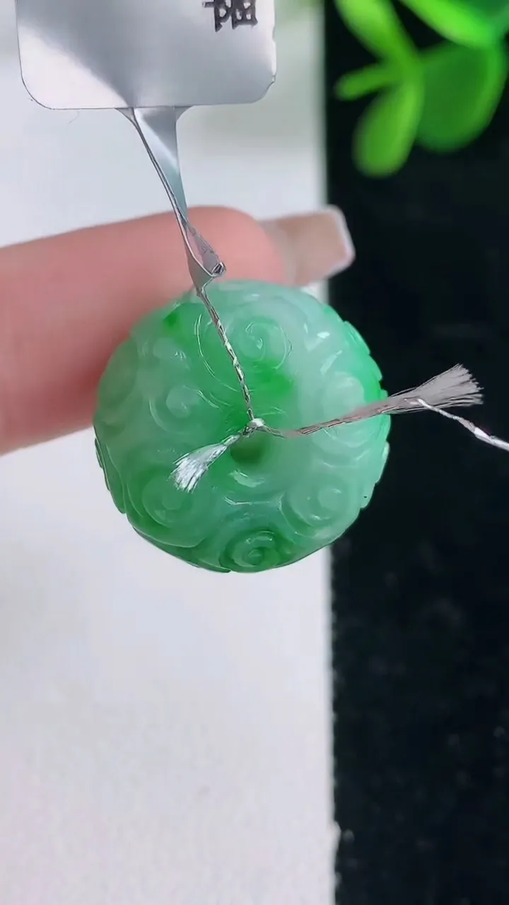 天然A货翡翠雕花路路通吊坠，尺寸18.5-11.4，重量:7.67g
12月26日