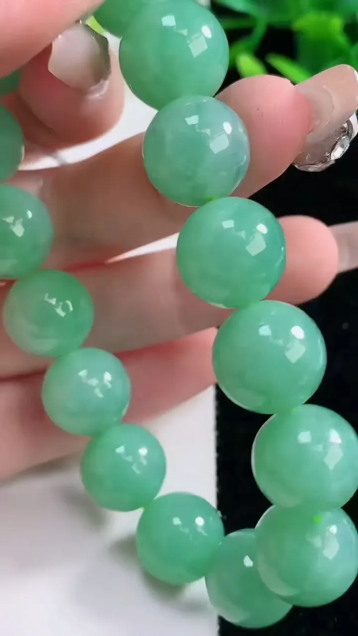 天然A货翡翠圆珠手串，尺寸13-16颗，重量:62.88g12月26日
工厂直销收藏佳品,种好水足，色泽均匀，有种有色，上手高大气！