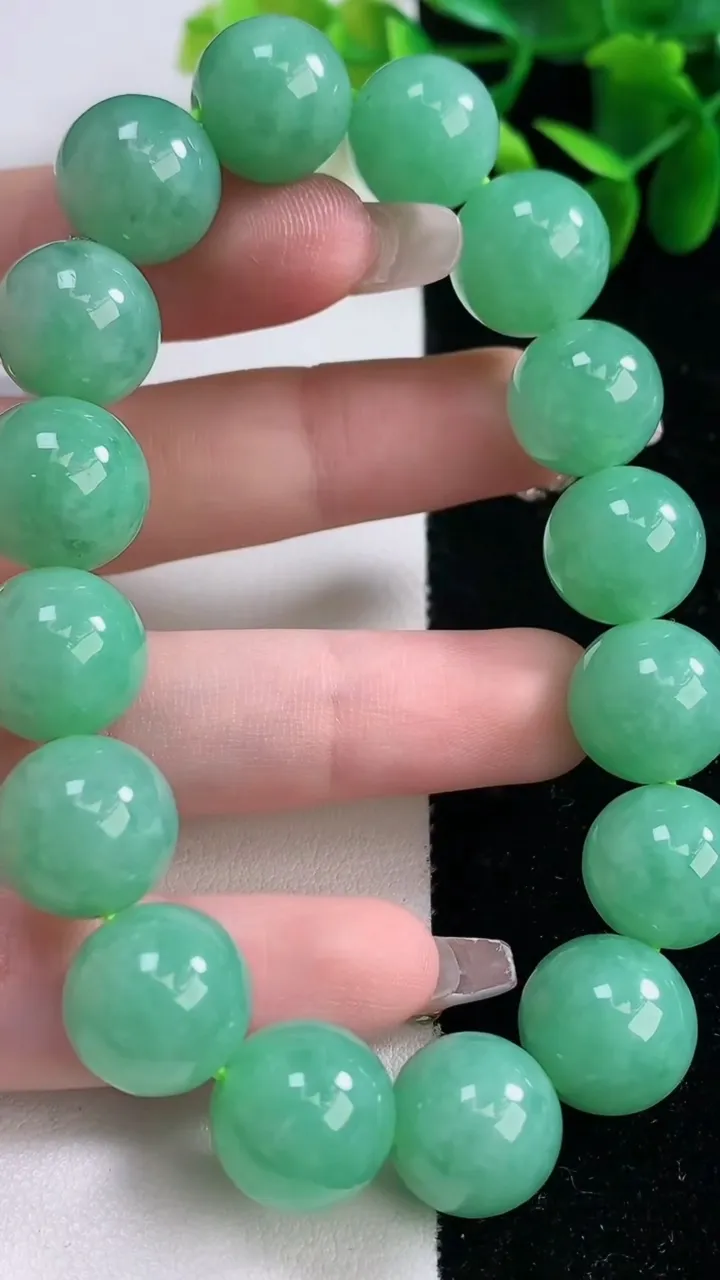 天然A货翡翠圆珠手串，尺寸13-16颗，重量:62.88g12月26日
工厂直销收藏佳品,种好水足，色泽均匀，有种有色，上手高大气！