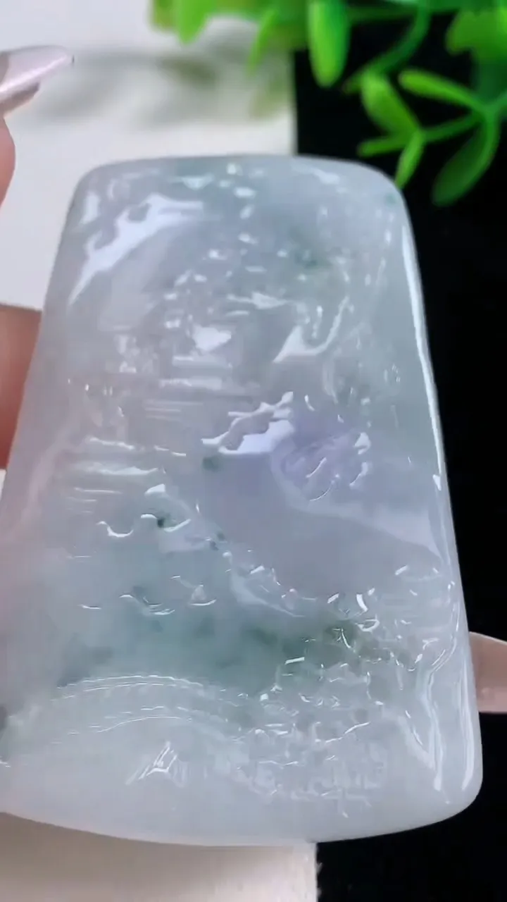 天然A货翡翠牌吊坠，尺寸66.6-44-7.7，重量:48.47g
12月26日