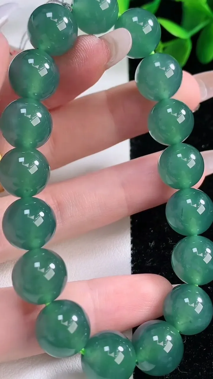 天然A货翡翠圆珠手串，尺寸11.7-17颗，重量:47.72g12月26日
工厂直销收藏佳品,种好水