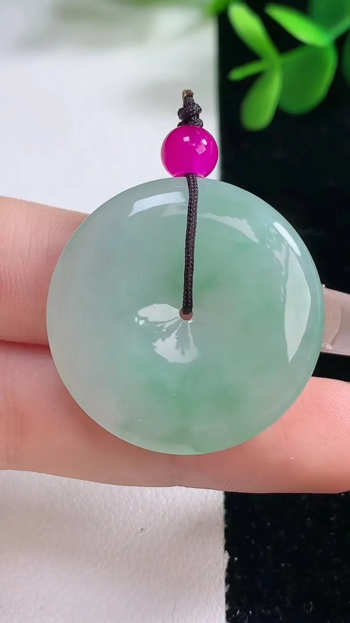 天然A货翡翠平安扣吊坠，尺寸30.4-5.6，重量:11.11g
12月26日