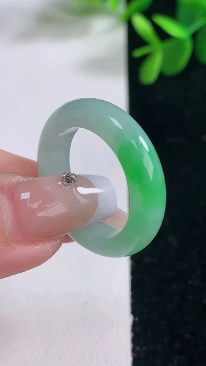 天然A货翡翠指环戒指，尺寸19.5-5.6-3.7，重量:5.19g2025年12月26日
工厂直销