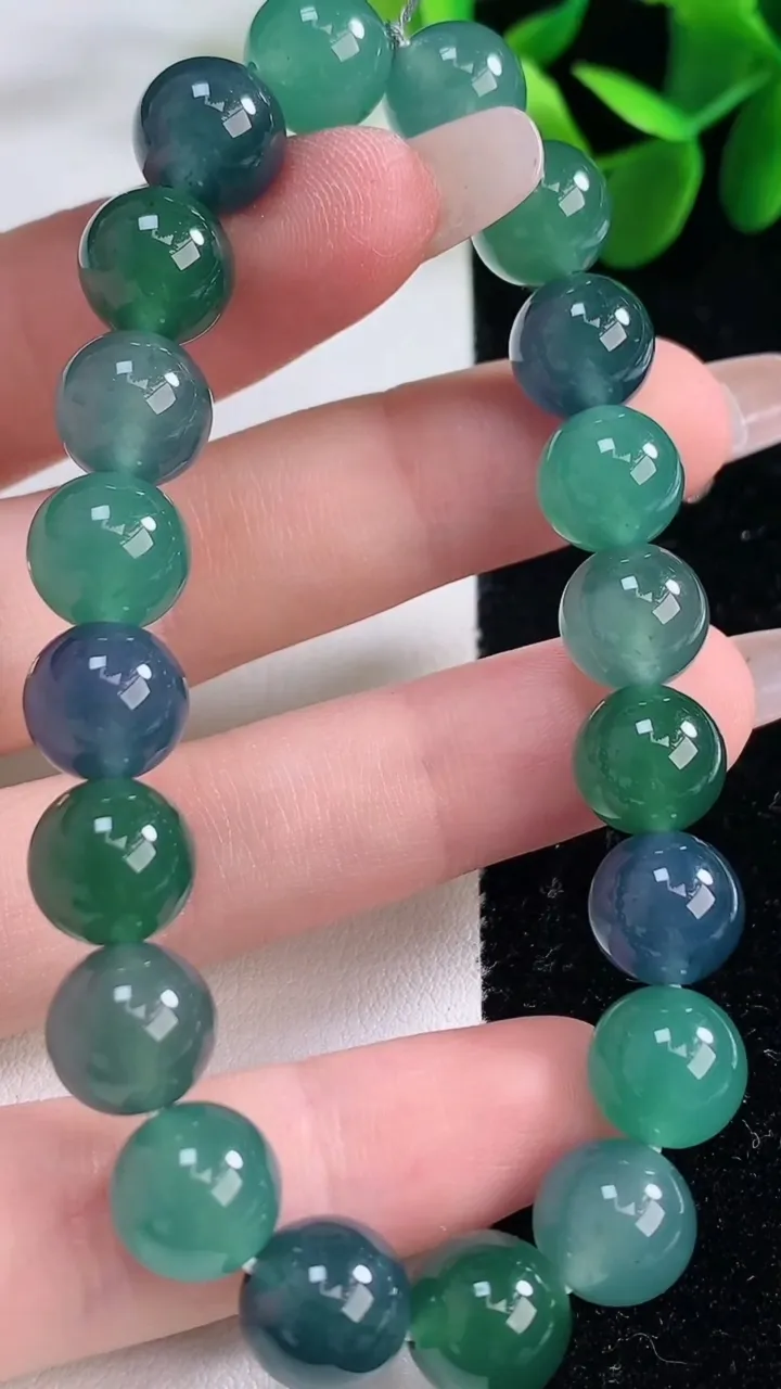 天然A货翡翠圆珠手串，尺寸9.8-20颗，重量:32.52g12月26日
工厂直销收藏佳品,种好水足，色泽均匀，有种有色，上手高大气！