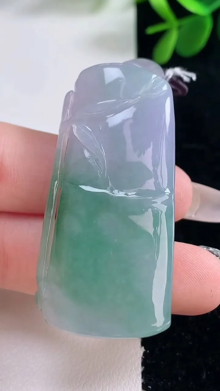 天然A货翡翠节节高升 竹节吊坠，尺寸48.7-23.3-11.6，重量:30.36g
12月26日