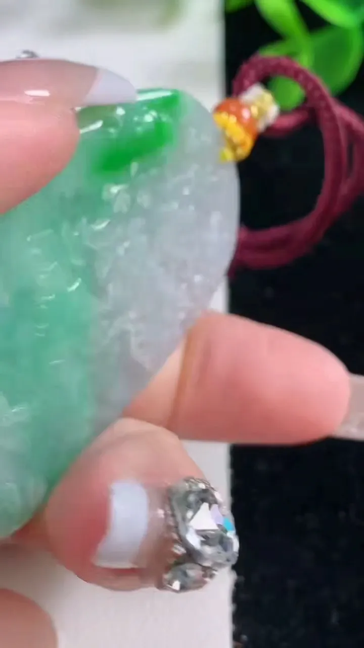 天然A货翡翠山水牌吊坠，尺寸56-34.6-11.2，重量:46.84g
12月26日