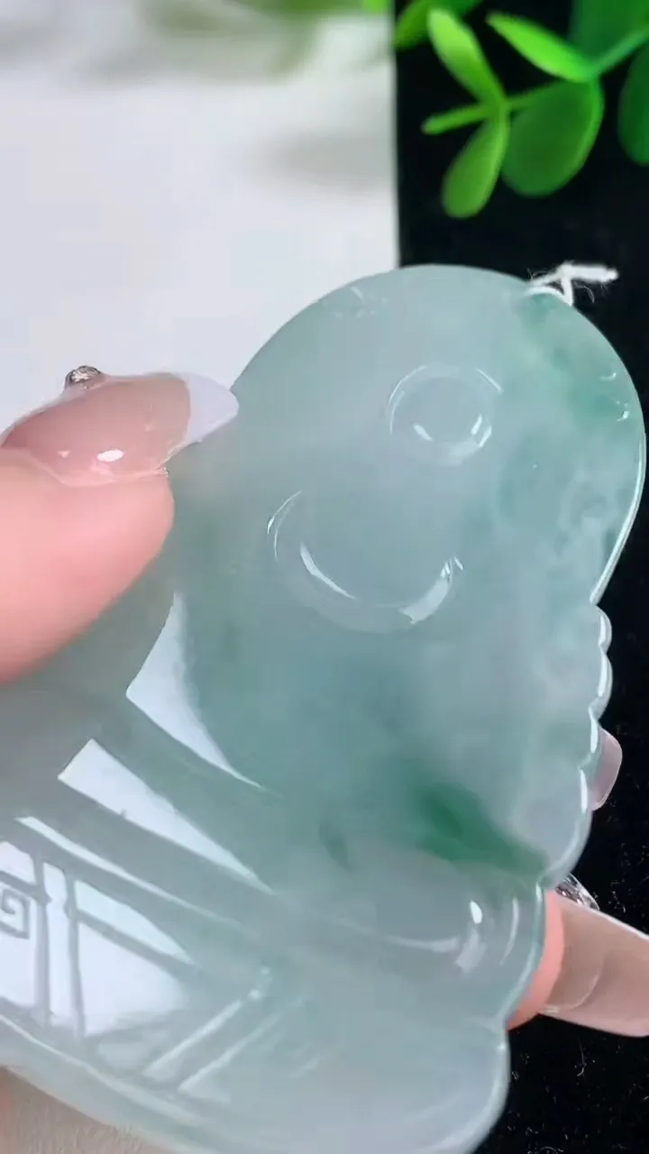 天然A货翡翠冰种飘花观音菩萨吊坠，尺寸70.7-43.7-5.5，重量:36.80g
12月26日