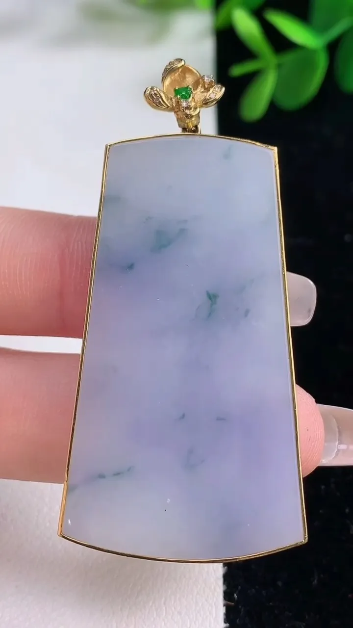 天然A货翡翠18K金紫罗兰无事牌吊坠，尺寸48.3-26.5-3.8，重量:16.63g
12月26日