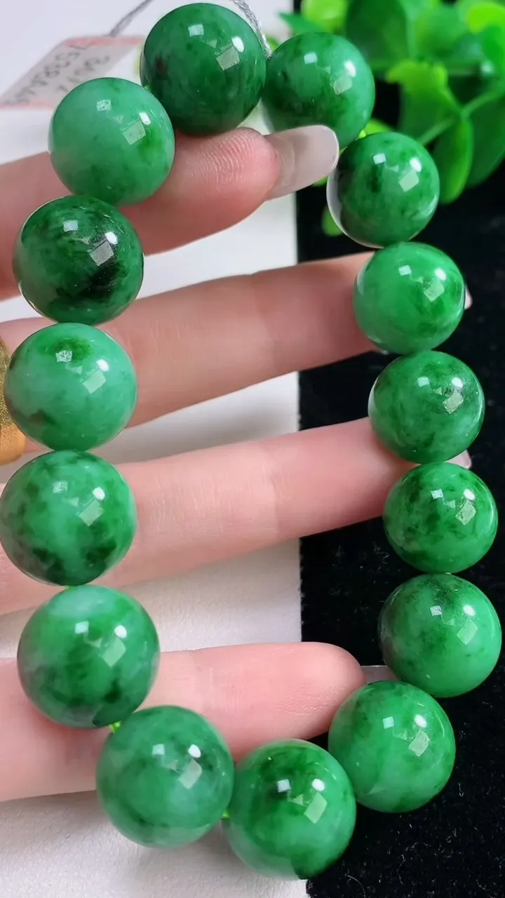 天然A货翡翠圆珠手串，尺寸14-15颗，重量:75.40g12月26日
工厂直销收藏佳品,种好水足，色泽均匀，有种有色，上手高大气！