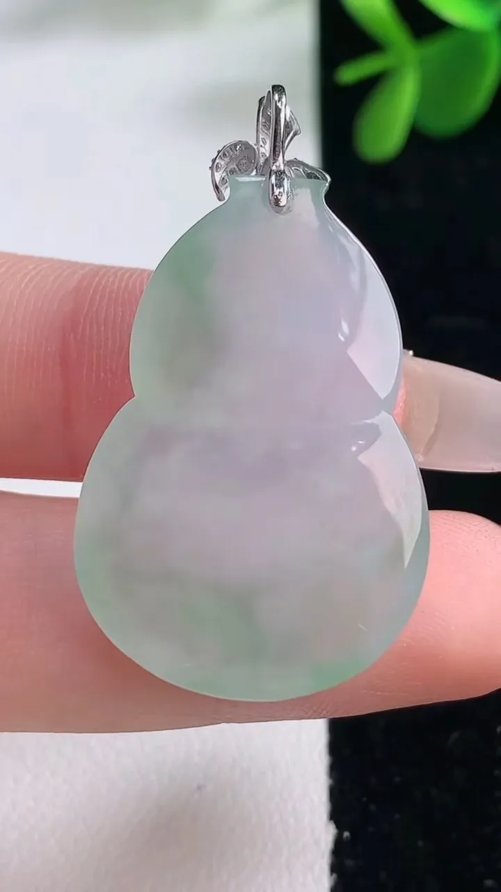 天然A货翡翠葫芦吊坠，尺寸32.7-22.4-5.9，重量:7.96g
12月26日