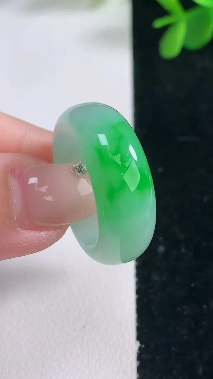 天然A货翡翠指环戒指，尺寸18.3-9-4，重量:8.38g2025年12月26日
工厂直销收藏佳品,种好水足，色泽均匀，有种有色，上手高大气！