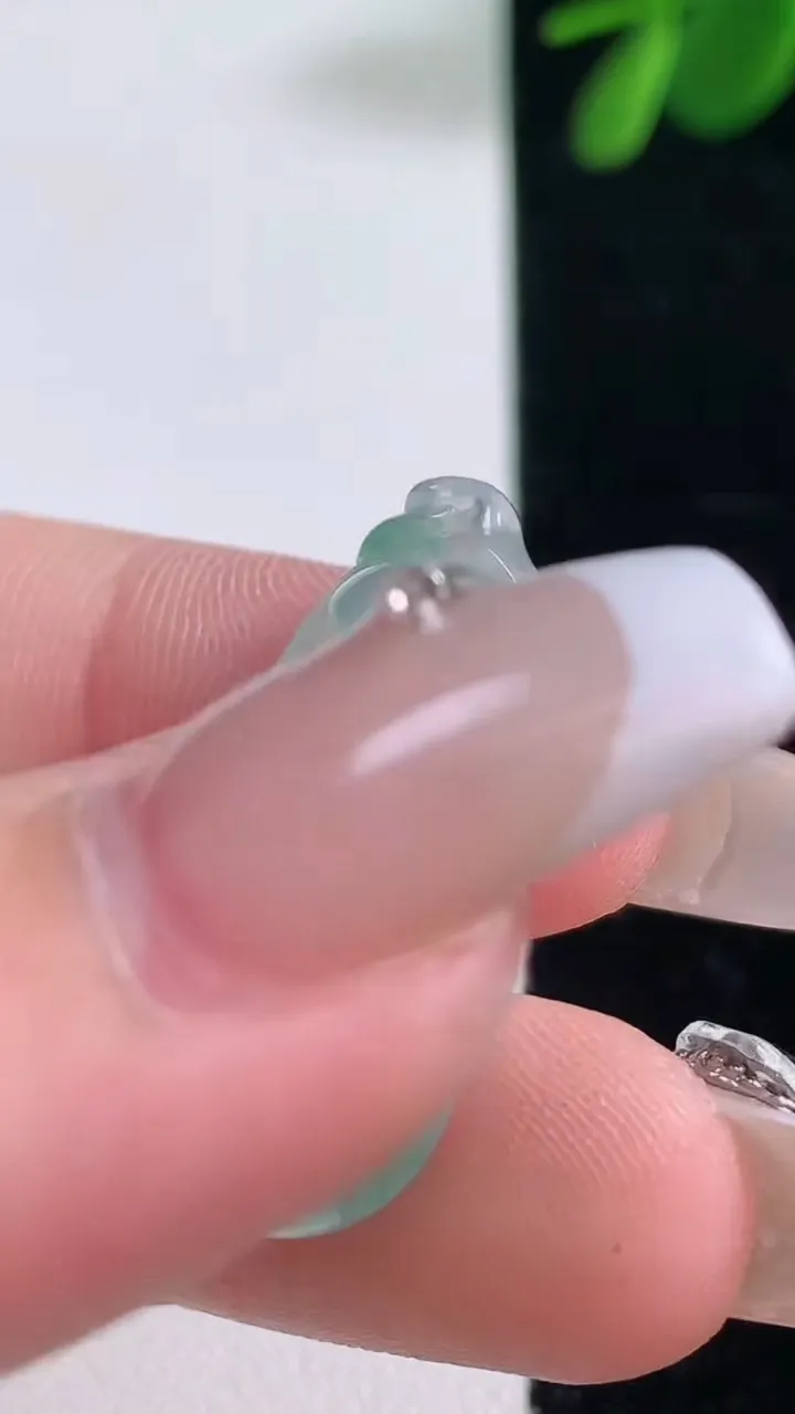 天然A货翡翠冰种飘花福豆吊坠，尺寸29-13.6-6，重量:3.81g
12月26日