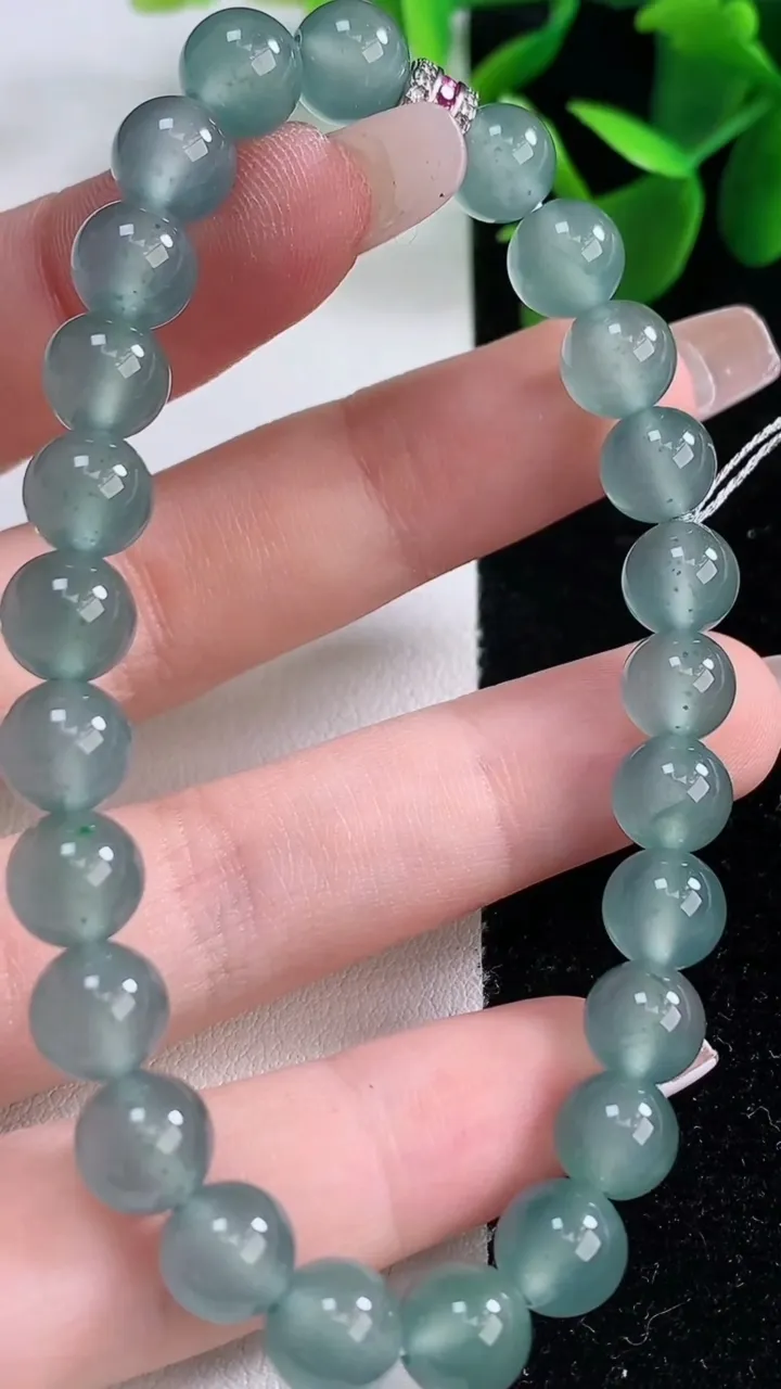 天然A货翡翠圆珠手串，尺寸7.7-25颗，重量:20.71g12月26日
工厂直销收藏佳品,种好水足，色泽均匀，有种有色，上手高大气！