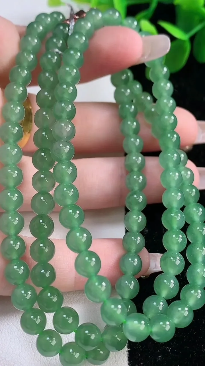 天然A货翡翠圆珠项链，尺寸6-108颗，重量:41.44g12月26日
工厂直销收藏佳品,种好水足，色泽均匀，有种有色，上手高大气！