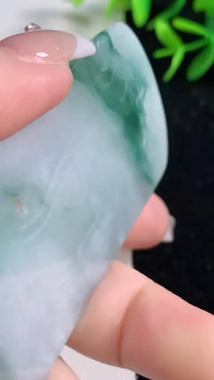 天然A货翡翠飘花祥龙大势至菩萨吊坠，尺寸71.3-39-6.3，重量:41.60g
12月26日