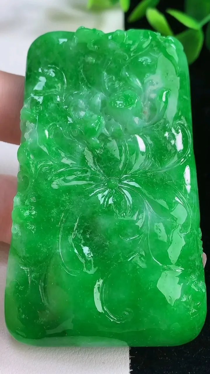 天然A货翡翠呱呱来财 和和美美吊坠，尺寸73.4-43.8-12，重量:87.60g
12月26日