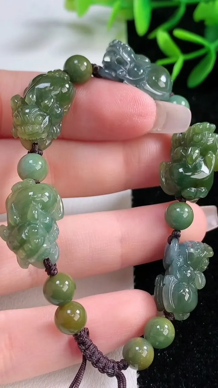 天然A货翡翠双彩貔貅手绳，尺寸17.7-11-9.7，重量:23.02g
12月26日