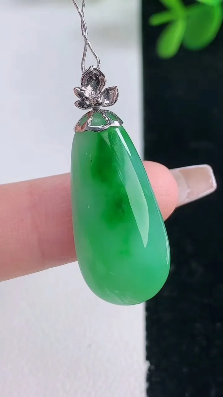 天然A货翡翠福瓜吊坠，尺寸273-12.7-6.2，重量:3.80g
12月26日
