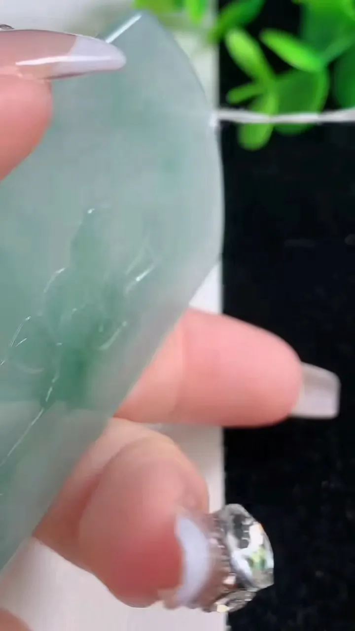 天然A货翡翠普贤菩萨吊坠，尺寸65.8-41.8-4.9，重量:32.82g
12月26日