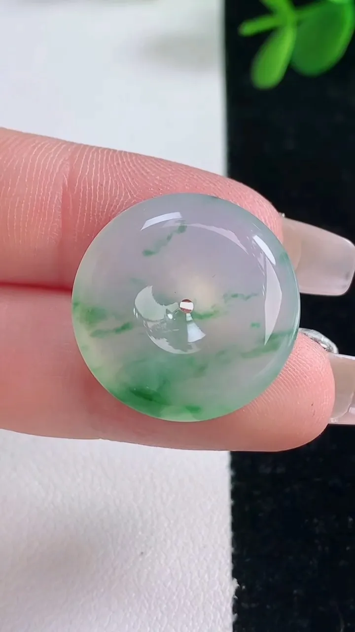 天然A货翡翠冰种飘花平安扣吊坠，尺寸21.5-5.7，重量:6.26g
12月26日