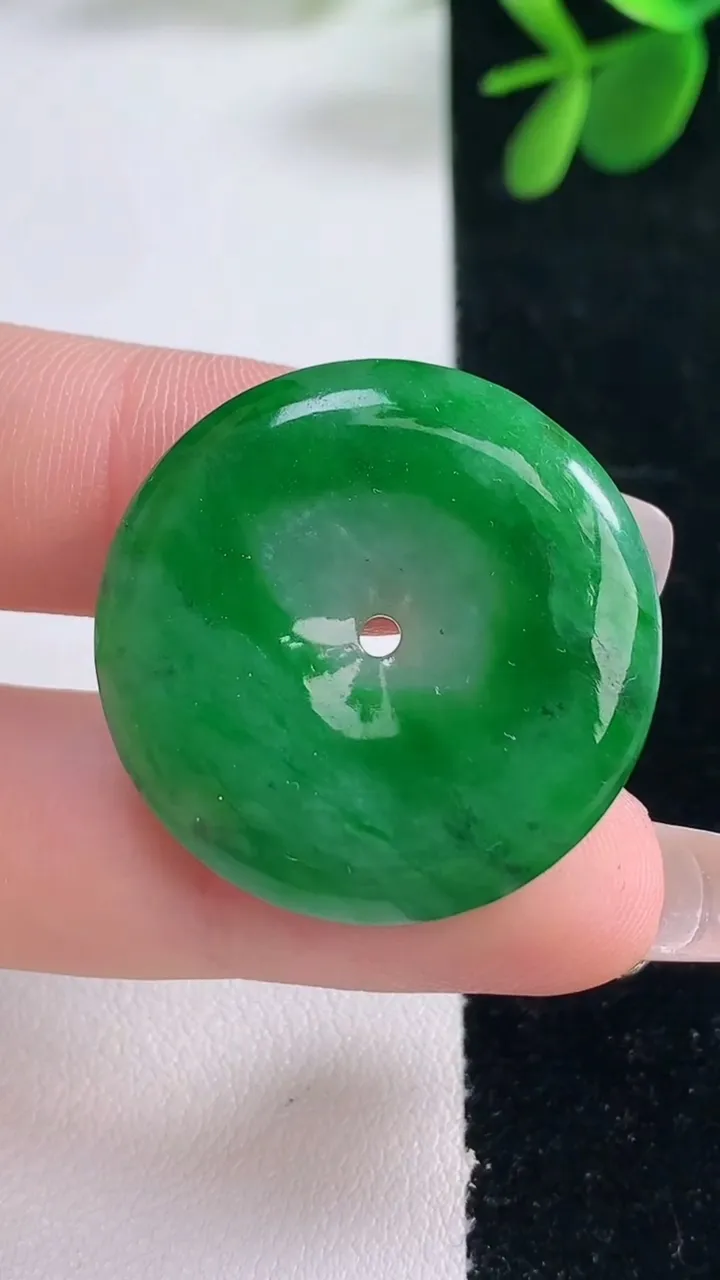 天然A货翡翠平安扣吊坠，尺寸29.6-4.8，重量:9.17g
12月26日