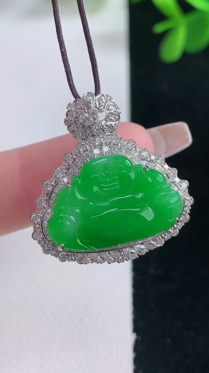 天然A货翡翠佛公吊坠，尺寸26.2-25.3-10.2，裸石13.3-19.7重量:5.28g
12月26日