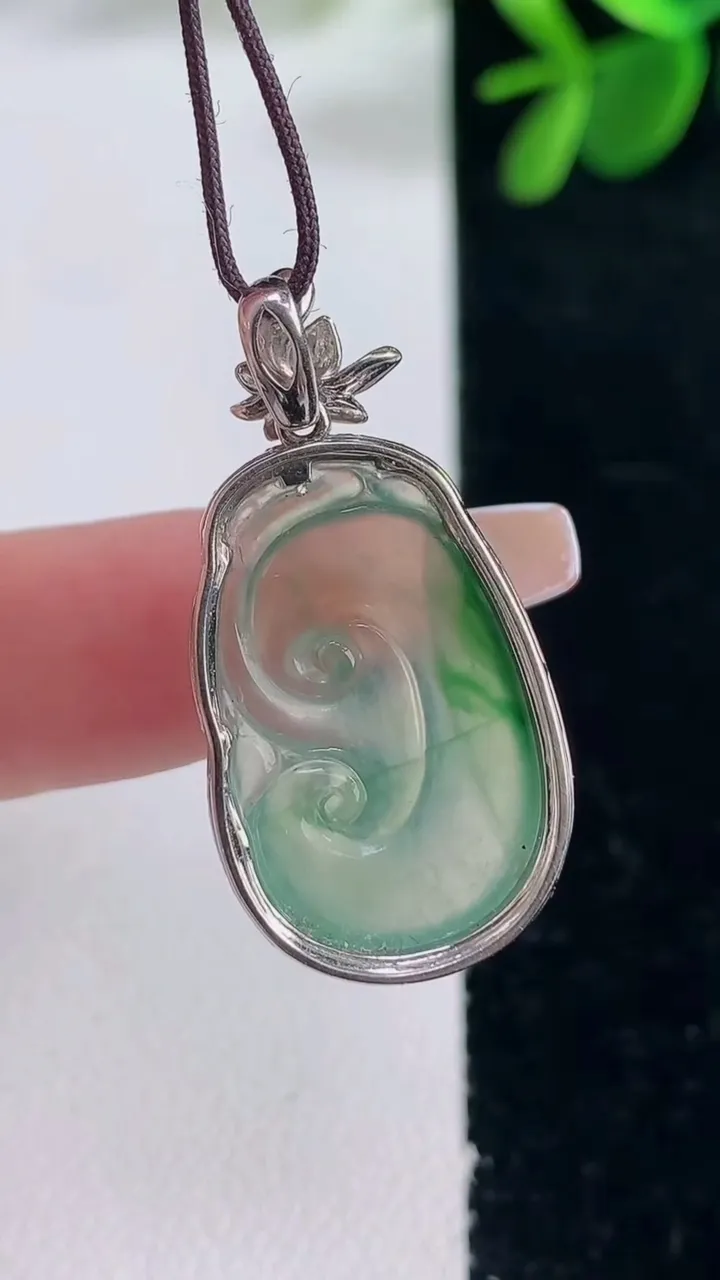 天然A货翡翠如意吊坠，尺寸31.3-16.3-6.2，裸石23-14.8重量:3.72g
12月26日