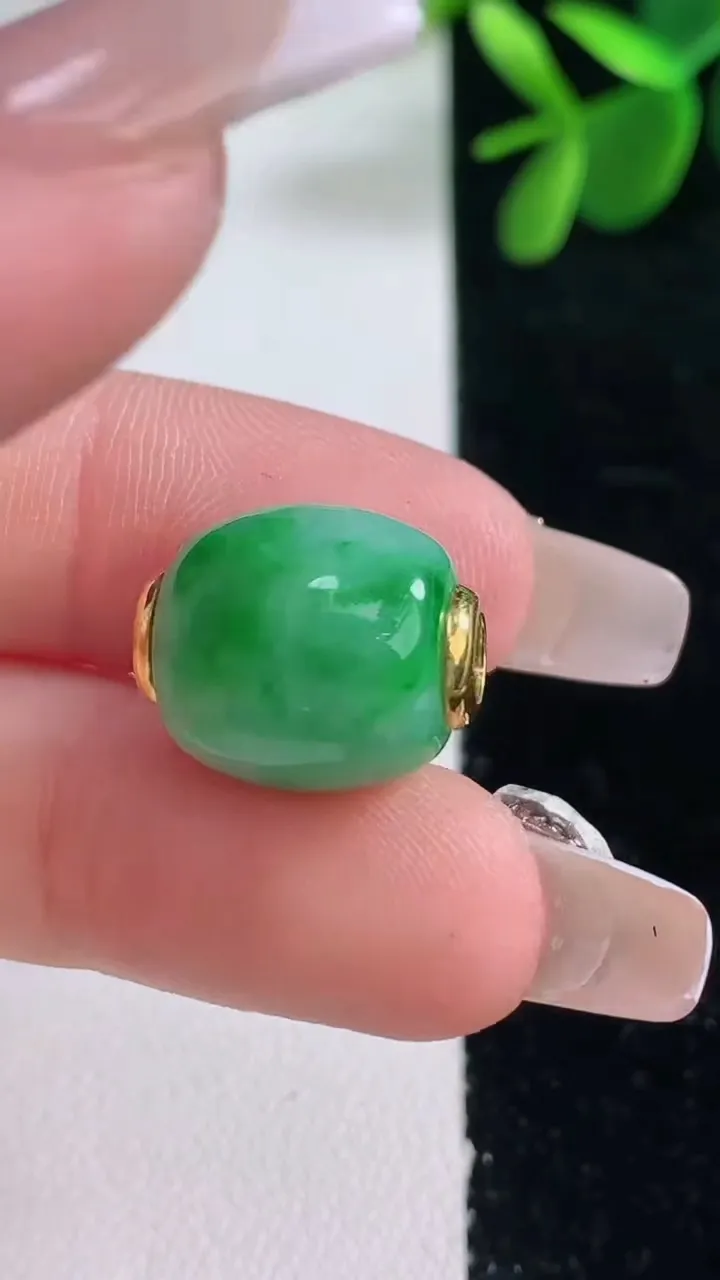 天然A货翡翠路路通吊坠，尺寸15.6-13.3，重量:4.96g
12月26日