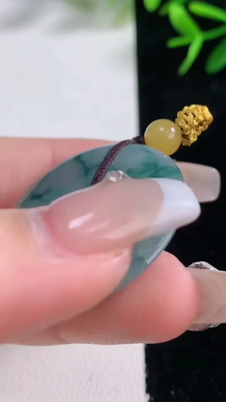 天然A货翡翠飘花平安扣吊坠，尺寸32.4-5.7，重量:13.48g
12月26日