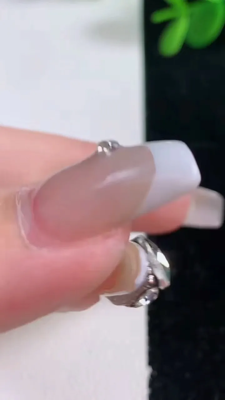 天然A货翡翠无事牌吊坠，尺寸27.2-2.2，重量:5.39g
12月26日