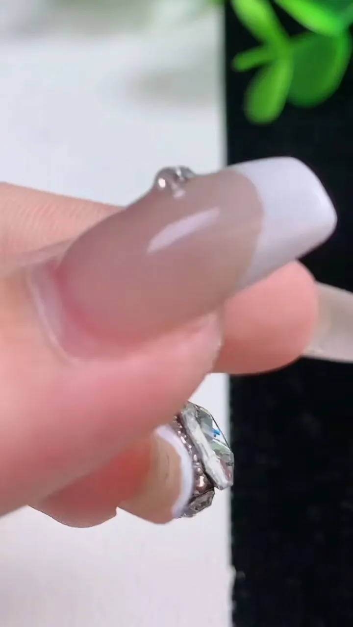 天然A货翡翠18K金紫罗兰葫芦吊坠，尺寸23-16-4.5，重量:3.80g
12月26日