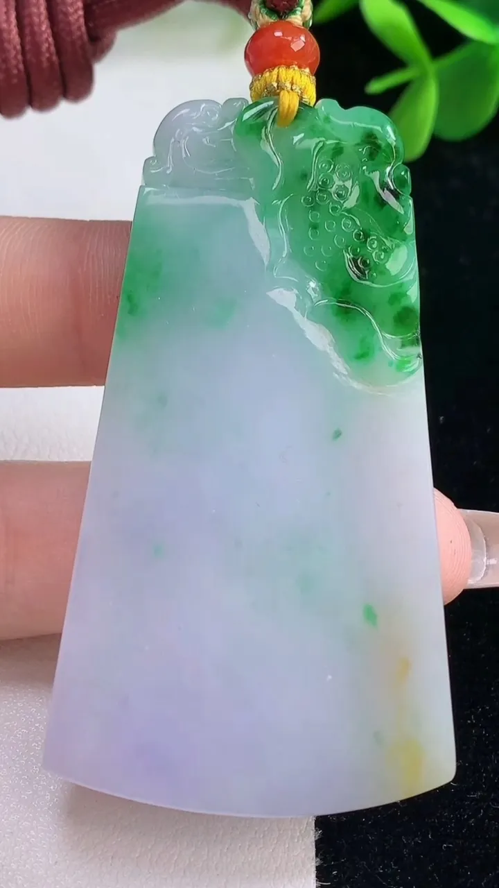 天然A货翡翠无事牌吊坠，尺寸62.7-33.8-6.3，重量:41.09g
12月26日