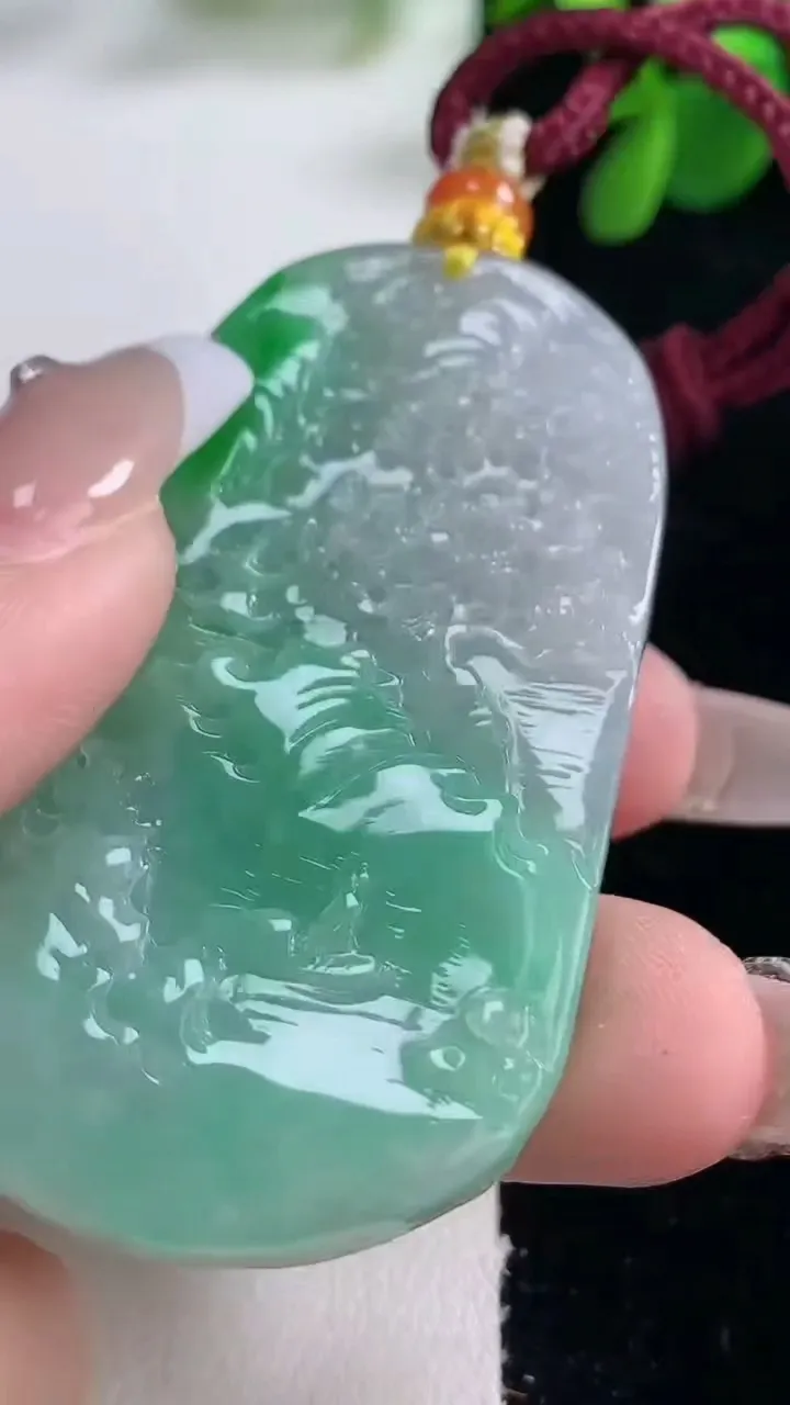 天然A货翡翠山水牌吊坠，尺寸56-34.6-11.2，重量:46.84g
12月26日