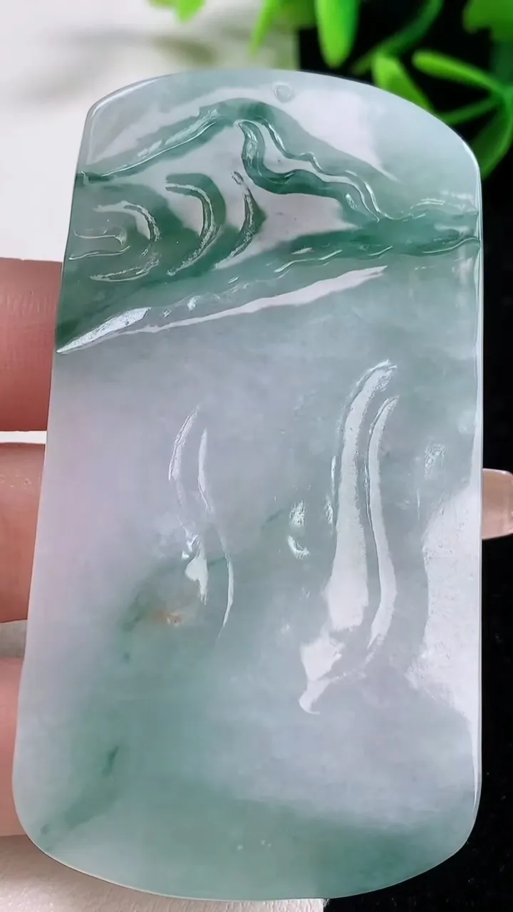 天然A货翡翠飘花祥龙大势至菩萨吊坠，尺寸71.3-39-6.3，重量:41.60g
12月26日