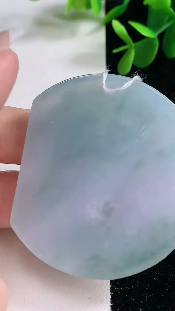 天然A货翡翠飘花生肖猪吊坠，尺寸54.4-45.3-5.8，重量:29.74g
12月26日