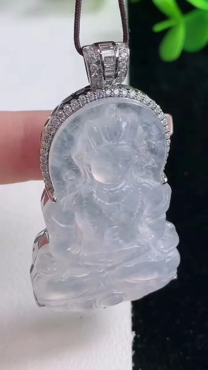 天然A货翡翠种白冰度母观音吊坠，尺寸55-43.7-29.3-10，重量:18.14g
12月26日