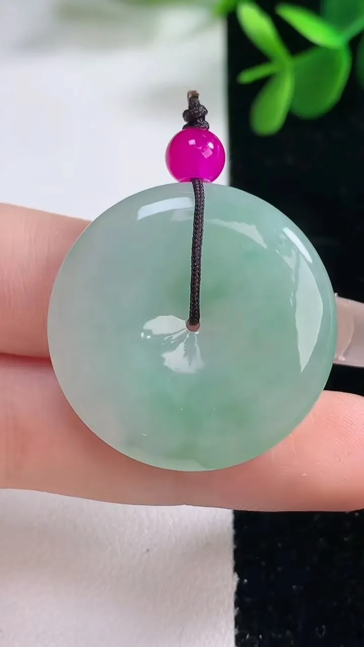 天然A货翡翠平安扣吊坠，尺寸30.4-5.6，重量:11.11g
12月26日